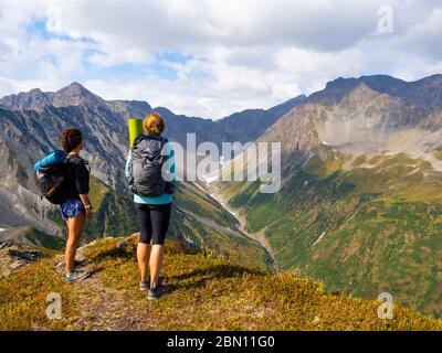 Yoga in den Bergen oberhalb der Resurrection Bay, Seward, Alaska. Stockfoto