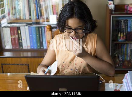 Mädchen der indischen Schule besucht ihren Online-Kurs während ihres Aufenthalts zu Hause in der Sperrzeit wegen einer Pandemie des Corona-Virus (COVID-19). Stockfoto