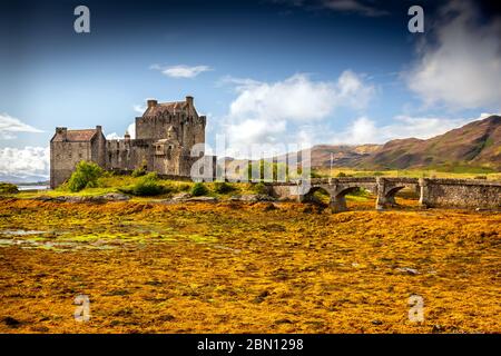 Eilean Donan Castle liegt auf einer kleinen Gezeiteninsel, wo drei Seen Loch Duich, Loch Long und Loch Alsh auf das Meer im westlichen schottischen Hochland treffen Stockfoto