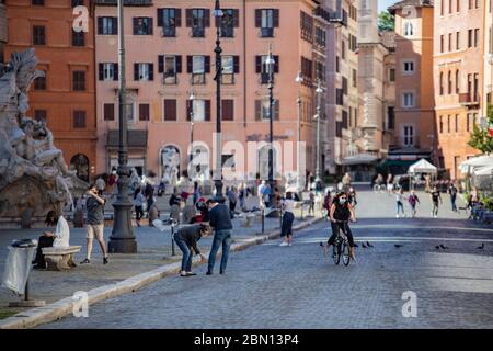 Rom, Italien. Mai 2020. Menschen auf dem Platz Piazza Navona während der ersten Woche der zweiten Phase des Coronavirus Covid-19 Notfall. (Foto: Davide Fracassi/Pacific Press) Quelle: Pacific Press Agency/Alamy Live News Stockfoto