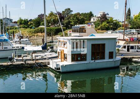 VICTORIA, KANADA - 14. JULI 2019: Hafen im Stadtzentrum mit Yachten und modernen Gebäuden. Stockfoto