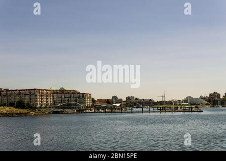 VICTORIA, KANADA - 14. JULI 2019: Geschäftiger Hafen in der Innenstadt mit Yachten und modernen Gebäuden. Stockfoto