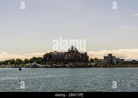 VICTORIA, KANADA - 14. JULI 2019: Geschäftiger Hafen in der Innenstadt mit Yachten und modernen Gebäuden. Stockfoto