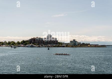 VICTORIA, KANADA - 14. JULI 2019: Geschäftiger Hafen in der Innenstadt mit Yachten und modernen Gebäuden. Stockfoto