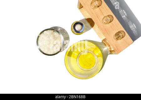 Gelbe kosmetische Farbe (Öl), Polyacrylsäure, mikrokristallines Wachs. Chemikalien für die Schönheitspflege auf Labortisch. (Draufsicht) Stockfoto