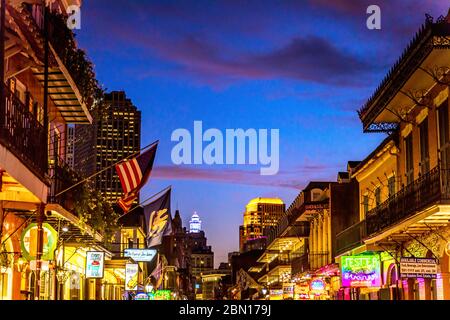 Restaurants Bars Nachtleben French Quarter Bourbon Street New Orleans Louisiana. Fertiggestellt in 1700s, sehr berühmter Hotspot Stockfoto