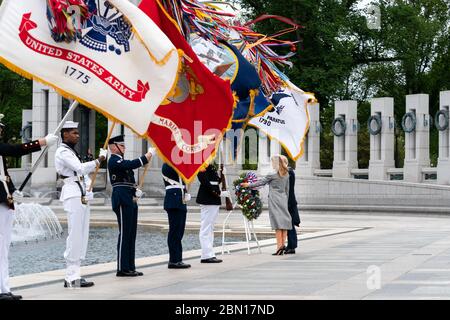 Washington, Vereinigte Staaten Von Amerika. Mai 2020. Präsident Donald J. Trump und First Lady Melania Trump nehmen an einem Moment des Schweigens vor der Freiheitsmauer am Zweiten Weltkrieg Memorial in Washington, DC am Freitag, 8. Mai 2020, zu Ehren des 75. Jahrestages des Sieges in Europa Tag Menschen: Präsident Donald J. Trump und First Lady Melania Trump Credit: Storms Media Group/Alamy Live News Stockfoto