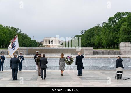 Washington, Vereinigte Staaten Von Amerika. Mai 2020. Präsident Donald J. Trump und First Lady Melania Trump nehmen an einem Moment des Schweigens vor der Freiheitsmauer am Zweiten Weltkrieg Memorial in Washington, DC am Freitag, 8. Mai 2020, zu Ehren des 75. Jahrestages des Sieges in Europa Tag Menschen: Präsident Donald J. Trump und First Lady Melania Trump Credit: Storms Media Group/Alamy Live News Stockfoto