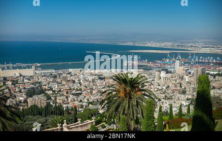 Panoramablick auf die Bahai Gärten und die Bucht von Haifa und den Hafen an der Mittelmeerküste. Haifa, Israel. Juli 23, 2019. Stockfoto