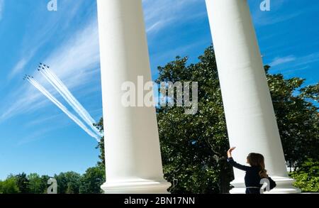 Washington, Vereinigte Staaten Von Amerika. Mai 2020. First Lady Melania Trump winkt vom Blue Room Balkon des Weißen Hauses, während die United States Navy Blue Angels und die United States Air Force Thunderbirds über die National Mall fliegen Samstag, 2. Mai 2020, Während sie an der amerikanischen Überführung teilnehmen, grüßen sie zivile und militärische Gesundheitshelfer, Ersthelfer und lebenswichtiges Personal, das während der Coronavirus-Pandemie dient. Personen: First Lady Melania Trump Kredit: Storms Media Group/Alamy Live News Stockfoto