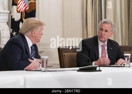 Washington, Vereinigte Staaten Von Amerika. Mai 2020. Präsident Donald J. Trump hört zu, wie der Minderheitsführer des Repräsentantenhauses, Rep. Kevin McCarthy, R-Calif., während eines Treffens mit republikanischen Kongressmitgliedern am Freitag, 8. Mai 2020, im Staatsspeisesaal des Weißen Hauses seine Worte sagt.Personen: Präsident Donald Trump, Kevin McCarthy Kredit: Storms Media Group/Alamy Live News Stockfoto