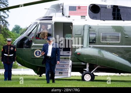Washington, Vereinigte Staaten Von Amerika. Mai 2020. Präsident Donald J. Trump winkt, als er Marine One aussteigt und am Sonntag, 3. Mai 2020, über den South Lawn des Weißen Hauses geht und von seiner Reise nach Camp David zurückkehrt. Personen: Präsident Donald Trump Kredit: Storms Media Group/Alamy Live News Stockfoto