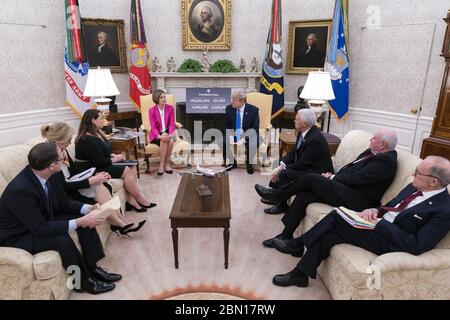 Washington, Vereinigte Staaten Von Amerika. Mai 2020. Präsident Donald J. Trump trifft sich mit Vizepräsident Mike Pence und leitenden Beratern des Weißen Hauses am Mittwoch, den 6. Mai 2020, mit Iowa-Gouverneur Kim Reynolds im Oval Office des Weißen Hauses. Personen: Präsident Donald Trump, Kim Reynolds Kredit: Storms Media Group/Alamy Live News Stockfoto