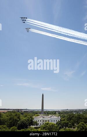 Washington, Vereinigte Staaten Von Amerika. Mai 2020. Die Blue Angels der United States Navy und die Thunderbirds der United States Air Force fliegen am Samstag, den 2. Mai 2020, über das Weiße Haus, während sie an der starken Überführung Amerikas teilnehmen, um zivile und militärische Gesundheitshelfer, Ersthelfer und wichtiges Personal zu begrüßen, das während der Coronavirus-Pandemie dient. Personen: Präsident Donald Trump Kredit: Storms Media Group/Alamy Live News Stockfoto