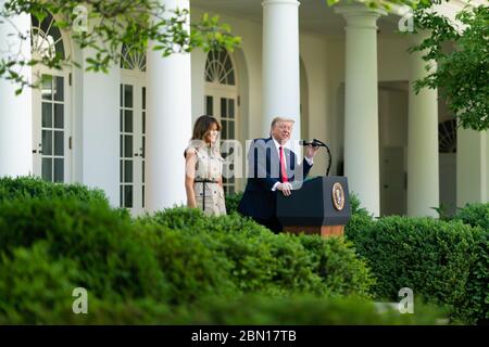 Washington, Vereinigte Staaten Von Amerika. Mai 2020. Präsident Donald J. Trump, zusammen mit First Lady Melania Trump, bittet Mitglieder des Spirit of Faith Christian Centre Choir, ein weiteres Lied während des Nationalen Gebetstages des Weißen Hauses am Donnerstag, den 7. Mai 2020, im Rosengarten des Weißen Hauses zu singen: Präsident Donald Trump, First Lady Melania Trump Credit: Storms Media Group/Alamy Live News Stockfoto