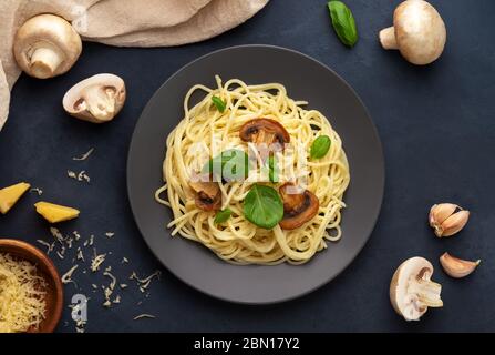 Flach mit Pilzpaste in einer cremigen Sauce und Zutaten legen. Blick von oben Stockfoto