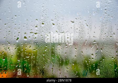 Hintergrund von Wassertropfen auf dem Fenster Stockfoto