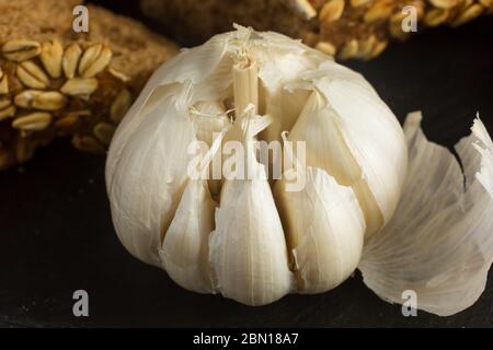 Frisch gebackenes Knoblauchbrot mit Kräutern aus nächster Nähe Stockfoto