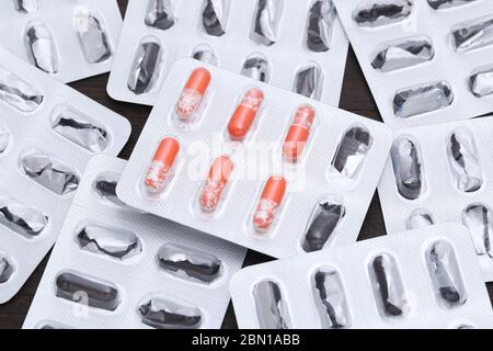 Kleine verbleibende Kapsel des Medikaments in der Verpackung auf dem Tisch Stockfoto