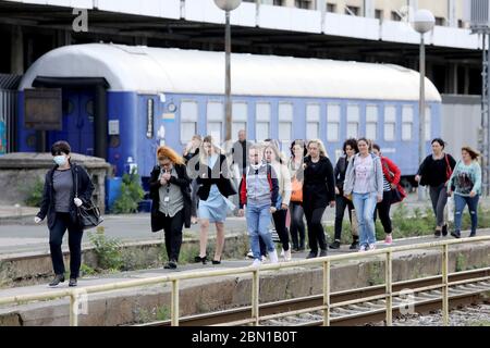 (200512) -- ZAGREB, 12. Mai 2020 (Xinhua) -- Passagiere gehen auf dem Bahnsteig eines Bahnhofs in Zagreb, Kroatien, 11. Mai 2020. Kroatien hat am Montag seine restriktiven Maßnahmen zur Bekämpfung des Coronavirus weiter gelockert, indem es Grundschulen, Einkaufszentren und Restaurants eröffnete und Reiseverbote erleichtere. (Patrik Macek/Pixsell über Xinhua) Stockfoto