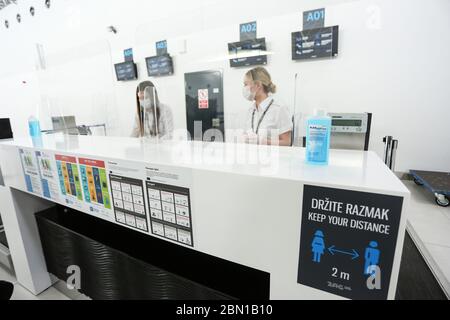 (200512) -- ZAGREB, 12. Mai 2020 (Xinhua) -- Flughafenmitarbeiter arbeiten hinter einem Check-in-Schalter am Flughafen Franjo Tudjman in Zagreb, Kroatien, 11. Mai 2020. Kroatien hat am Montag seine restriktiven Maßnahmen zur Bekämpfung des Coronavirus weiter gelockert, indem es Grundschulen, Einkaufszentren und Restaurants eröffnete und Reiseverbote erleichtere. (Emica Elvedji/Pixsell über Xinhua) Stockfoto