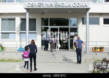 (200512) -- ZAGREB, 12. Mai 2020 (Xinhua) -- Schüler betreten eine Grundschule in Zagreb, Kroatien, 11. Mai 2020. Kroatien hat am Montag seine restriktiven Maßnahmen zur Bekämpfung des Coronavirus weiter gelockert, indem es Grundschulen, Einkaufszentren und Restaurants eröffnete und Reiseverbote erleichtere. (Emica Elvedji/Pixsell über Xinhua) Stockfoto