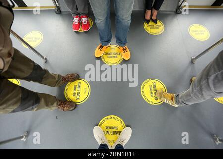 (200512) -- ZAGREB, 12. Mai 2020 (Xinhua) -- Menschen beobachten soziale Distanz auf einem Shuttle-Bus am Franjo Tudjman Airport in Zagreb, Kroatien, 11. Mai 2020. Kroatien hat am Montag seine restriktiven Maßnahmen zur Bekämpfung des Coronavirus weiter gelockert, indem es Grundschulen, Einkaufszentren und Restaurants eröffnete und Reiseverbote erleichtere. (Emica Elvedji/Pixsell über Xinhua) Stockfoto