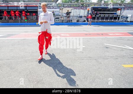 Hockenheim, Deutschland. Juli 2019. Vettel verlässt Ferrari offenbar am Ende des Jahres! Archivfoto: Sebastian VETTEL (GER, Scuderia Ferrari Mission winnow) geht zurück in die Box, nachdem er die Fans auf der Haupttribüne, der größten Tribüne, der großen Box, der vollen Figur, dem 2. Freien Training in der Boxengasse am 26. Juli 2019, Formel 1, Grand Prix von Deutschland in Hockenheim/Deutschland ab 26.07 begrüßt hat. - 28.07.2019, Saison 2019, å Verwendung weltweit Credit: dpa picture Alliance/Alamy Live News Stockfoto