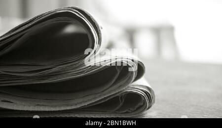 Rollup Zeitungsstapel Hintergrund Stockfoto