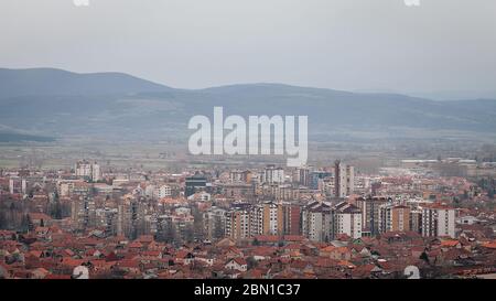 Dunstiger Himmel über dem versätteten Stadtbild von Pirot, Blick von einem Aussichtspunkt Stockfoto