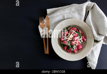 Italienische Rüben Gnocchi mit Spinat und Käse. Stockfoto