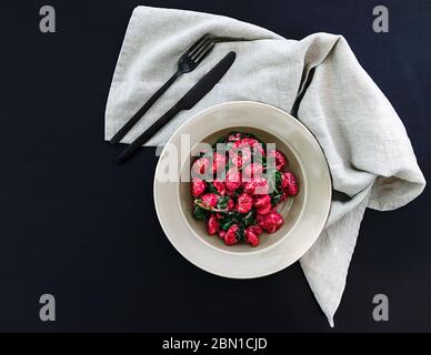 Rüben-Gnocchi mit Spinat und Käsesauce Stockfoto