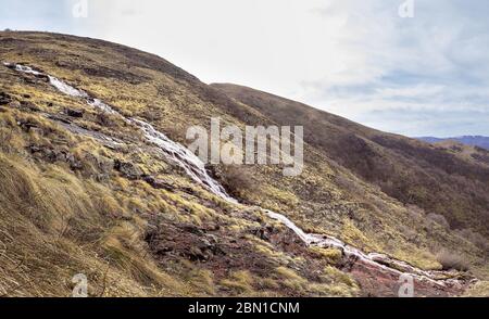 Panoramablick auf den größten Wasserfall in Serbien auf dem Alten Berg namens Mönchssprung, Kaskadierung hinunter die roten Felsen Stockfoto