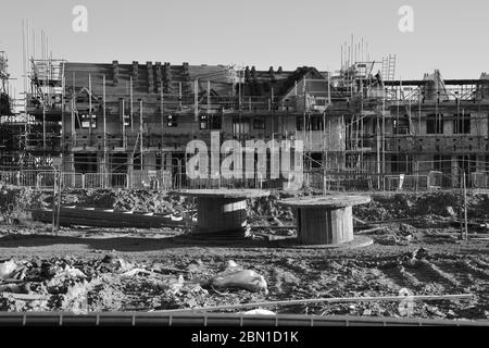 Eine Baustelle in Horley Surrey, wo sie Häuser bauen. Stockfoto