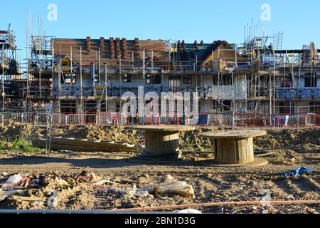 Eine Baustelle in Horley Surrey, wo sie Häuser bauen. Stockfoto