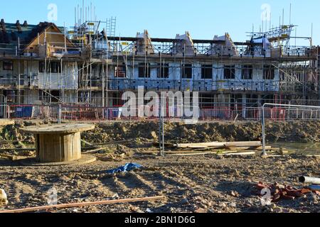 Eine Baustelle in Horley Surrey, wo sie Häuser bauen. Stockfoto