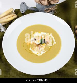 Creme der Spargelsuppe ist eine Suppe mit Spargel, Brühe und Milch oder Sahne als Hauptzutaten zubereitet. Creme von Spargelsuppe kann mit h serviert werden Stockfoto