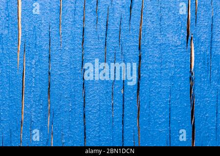 Textur der alten Holztafel mit Farbe bedeckt. Klassische blaue Farbe des Jahres 2020. Stockfoto