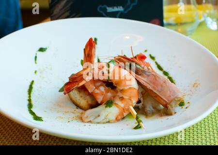 Garnelen, Bruschetta mit Tomaten, Knoblauch und frischem Basilikum Stockfoto