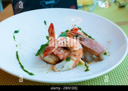 Garnelen, Bruschetta mit Tomaten, Knoblauch und frischem Basilikum Stockfoto