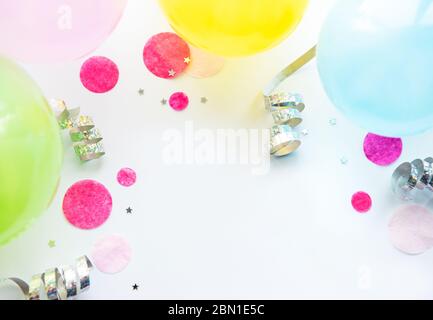 Alles gute zum Geburtstag oder zur Party. Flat lag mit Geburtstagsballen, Konfetti und Bändern auf weißem Hintergrund. Draufsicht. Kopierbereich. Stockfoto