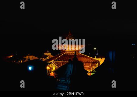 KATHMANDU, NEPAL-Oktober 8,2018: Anhänger im Pashupatinath Tempel bei Nacht im Bagmati Fluss, Kathmandu. Dies ist der heiligste religiöse hindu-Tempel Stockfoto