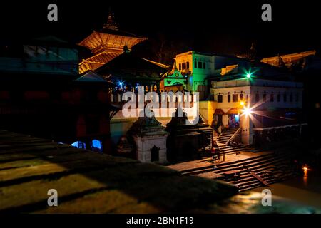 KATHMANDU, NEPAL-Oktober 8,2018: Anhänger im Pashupatinath Tempel bei Nacht im Bagmati Fluss, Kathmandu. Dies ist der heiligste religiöse hindu-Tempel Stockfoto