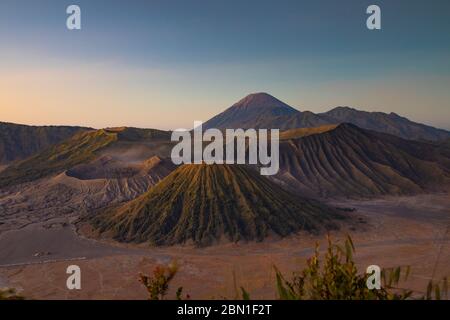 Landschaften und Details zum Sonnenaufgang am aktiven Vulkan Bromo und dem Tengger-Massiv vom Aussichtspunkt King Kong Hill in Ost-Java, Indonesien. Stockfoto
