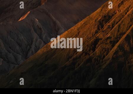 Landschaften und Details zum Sonnenaufgang am aktiven Vulkan Bromo und am Tengger-Massiv in Ost-Java, Indonesien. Stockfoto