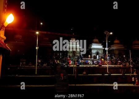 KATHMANDU, NEPAL-Oktober 8,2018: Anhänger im Pashupatinath Tempel bei Nacht im Bagmati Fluss, Kathmandu. Dies ist der heiligste religiöse hindu-Tempel Stockfoto