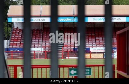 Blick auf das People's Pension Stadium, Heimstadion des Crawley Town FC durch verschlossene Tore. Stockfoto