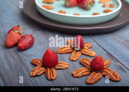 Gericht mit Joghurt, Erdbeeren, Müsli, Nüssen, ideal für eine energiegeladene vegetarische Ernährung Stockfoto