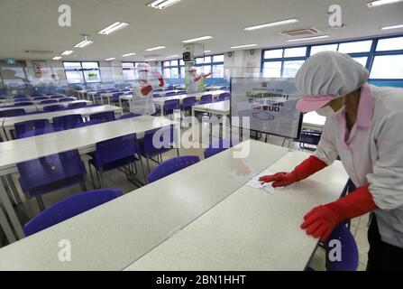 Seoul, Südkorea. Mai 2020. Mitarbeiter der Muhak Girls Highschool reinigen die Schulkantine vor der Wiedereröffnung der Schule in Seoul, Südkorea. Südkorea wird die Schulen nach Stsge wieder eröffnen, beginnend mit den höheren Schülern am 20. Mai. Quelle: Won-Ki Min/ZUMA Wire/Alamy Live News Stockfoto