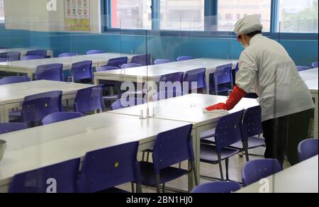 Seoul, Südkorea. Mai 2020. Mitarbeiter der Muhak Girls Highschool reinigen die Schulkantine vor der Wiedereröffnung der Schule in Seoul, Südkorea. Südkorea wird die Schulen nach Stsge wieder eröffnen, beginnend mit den höheren Schülern am 20. Mai. Quelle: Won-Ki Min/ZUMA Wire/Alamy Live News Stockfoto